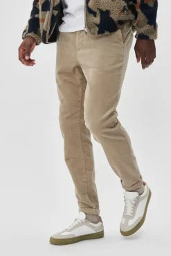 MAliam Bukser